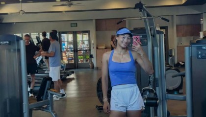 欧冠软件更新-郑钦文晒照新教练技改，外媒称其剑指法网阳光双赛成绩是合作关键