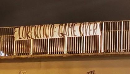 欧冠软件更新-皇马球迷挂横幅抗议：弗洛伦蒂诺，失败接着失败，江郎才尽的主席